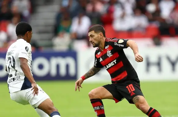 Arrascaeta tenta passar pelo adversário (Foto: Gilvan de Souza/Flamengo)