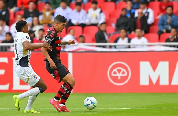 Ayrton Lucas em LDU x Flamengo, pela Libertadores (Foto: Rodrigo BUENDIA / AFP)