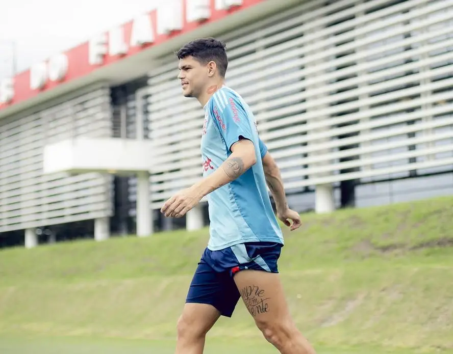 Ayrton Lucas no treino do Flamengo