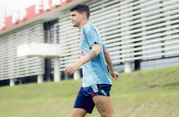 Ayrton Lucas no treino do Flamengo (Foto: Adriano Fontes/Flamengo)