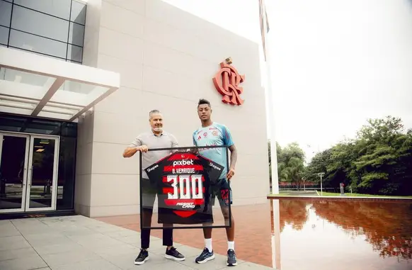 Bruno Henrique recebe homenagem de 300 jogos pelo Flamengo (Foto: Adriano Fontes/Flamengo)