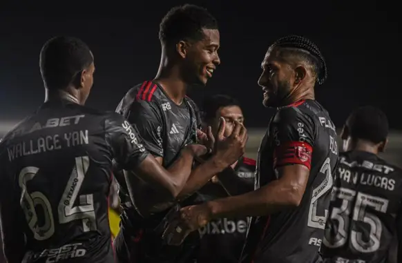 Carlinhos, Pablo e Wallace Yan (Foto: Paula Reis / Flamengo)