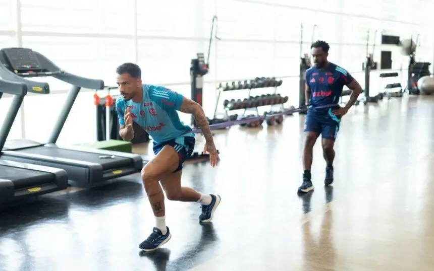 Danilo durante treino no CT Ninho do Urubu