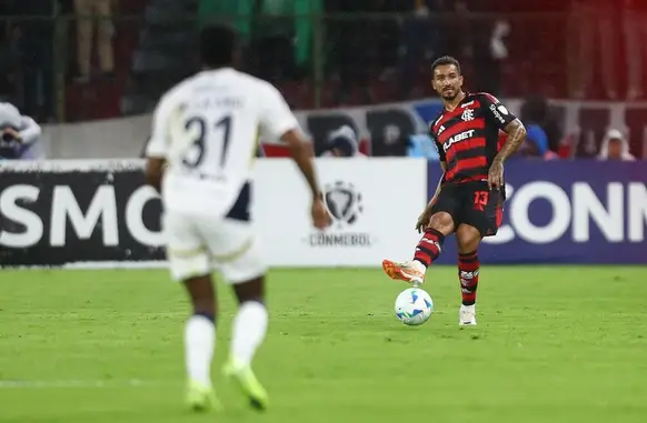 Danilo em ação em LDU x Flamengo (Foto: Gilvan de Souza/Flamengo)