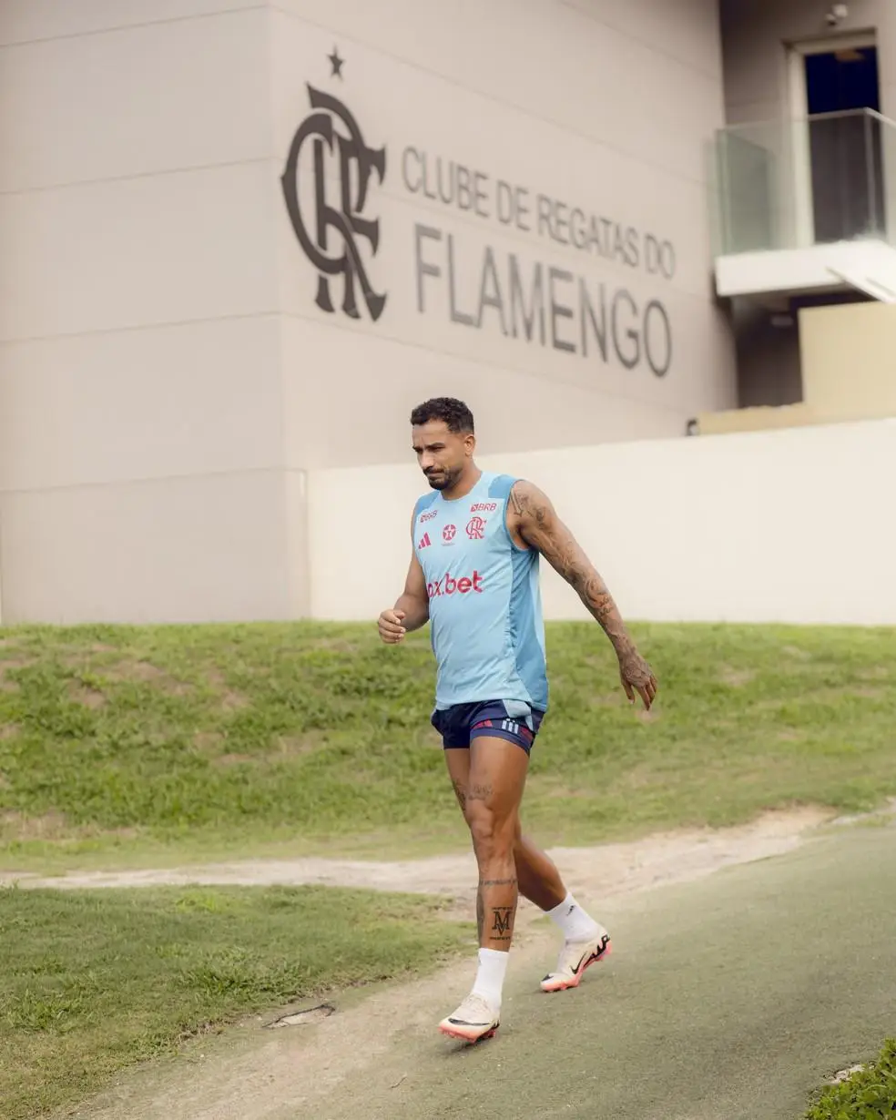Danilo em treino do Flamengo no Ninho