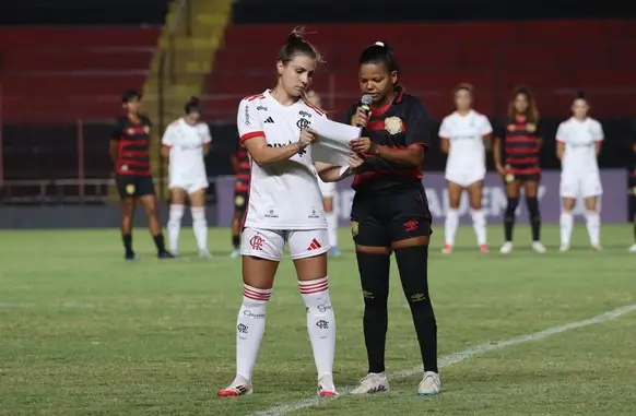 Djeni e Pintinho durante ato contra o racismo antes de Sport x Flamengo (Foto: Divulgação/Sport)