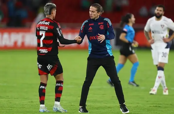 Filipe Luís cumprimenta Luiz Araújo após LDU x Flamengo (Foto: Gilvan de Souza / Flamengo)