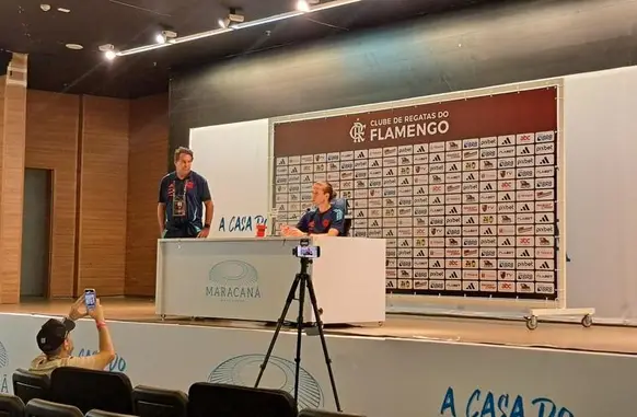 Filipe Luís em coletiva após Vasco x Flamengo (Foto: Davi Ferreira)