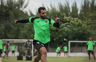 Henrique Dourado, atacante do Botafogo-PB enfrenta (Foto: Divulgação / Botafogo-PB)