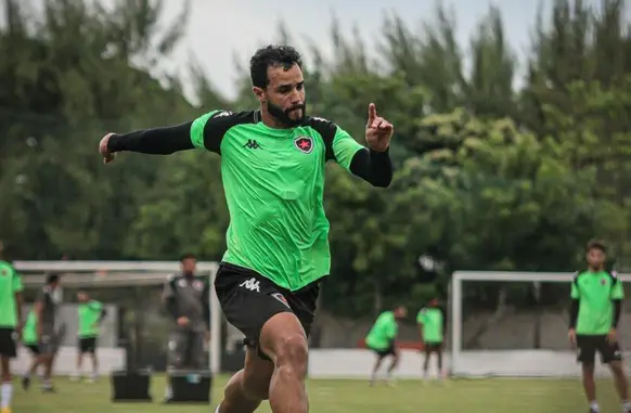Henrique Dourado, atacante do Botafogo-PB enfrenta (Foto: Divulgação / Botafogo-PB)