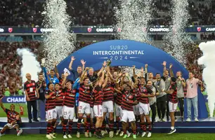 Jogadores do Flamengo levantam a taça do Intercontinental sub-20 (Foto: Marcelo Cortes / CRF)