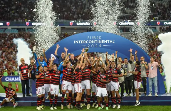 Jogadores do Flamengo levantam a taça do Intercontinental sub-20 (Foto: Marcelo Cortes / CRF)