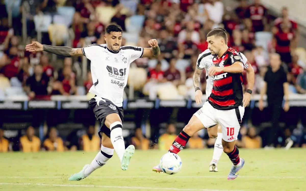 Lance do jogo entre Flamengo e Central Córdoba