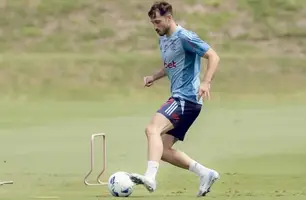 Matias Viña segue em recuperação de grave lesão no joelho direito (Foto: Adriano Fontes/Flamengo)