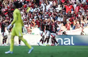 Pedro comemora com jogadores do Flamengo (Foto: Divulgação)