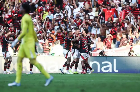 Pedro comemora com jogadores do Flamengo (Foto: Divulgação)