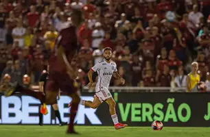 Zé Welinton em ação pelo Flamengo conra o Madureira (Foto: Paula Reis / CRF)