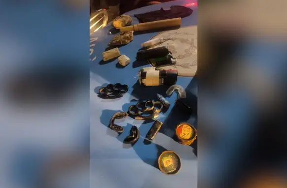 Agentes apreenderam explosivos, pedras, garrafas e até socos-ingleses (Foto: Polícia Militar do Rio de Janeiro)