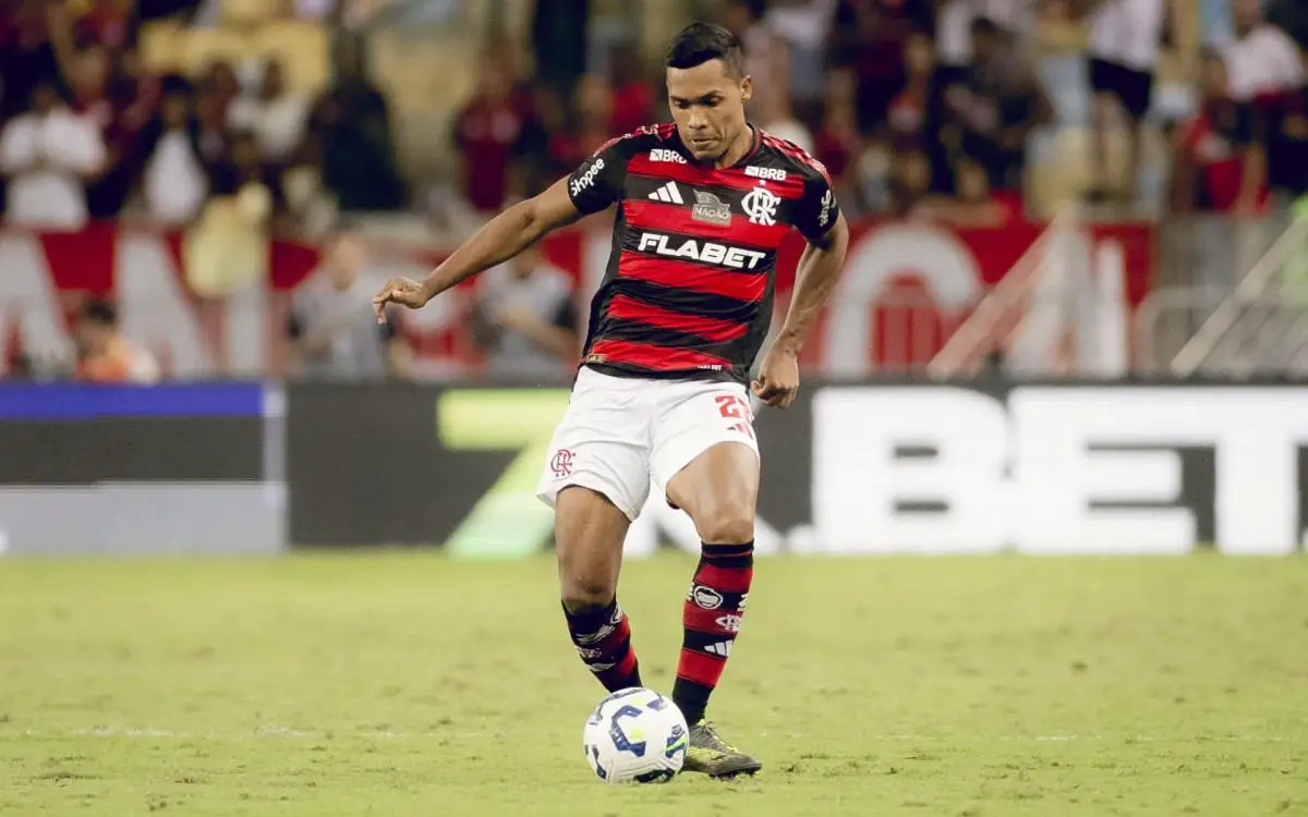 Alex Sandro teve mais uma atuação segura no setor defensivo do Flamengo