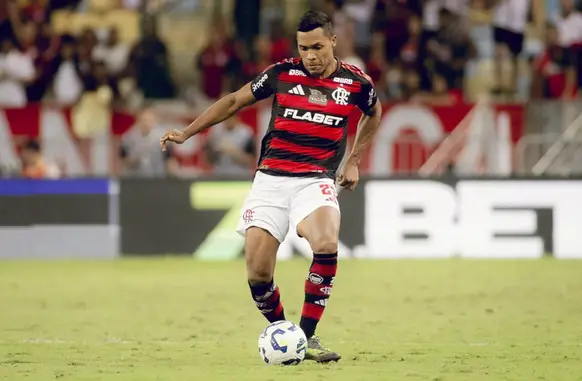 Alex Sandro teve mais uma atuação segura no setor defensivo do Flamengo (Foto: Adriano Fontes / Flamengo)