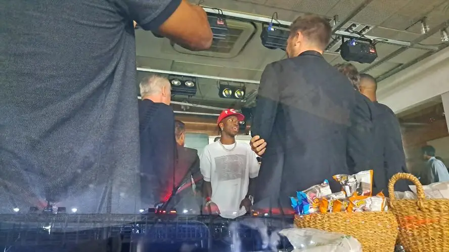 Ancelotti (de costas, à direita) ao lado de Vini Jr.