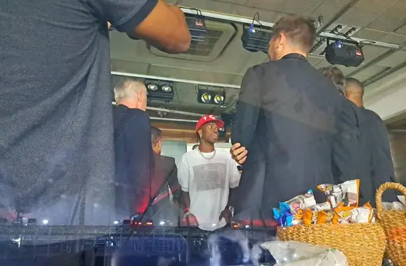 Ancelotti (de costas, à direita) ao lado de Vini Jr. (Foto: Davi Ferreira)