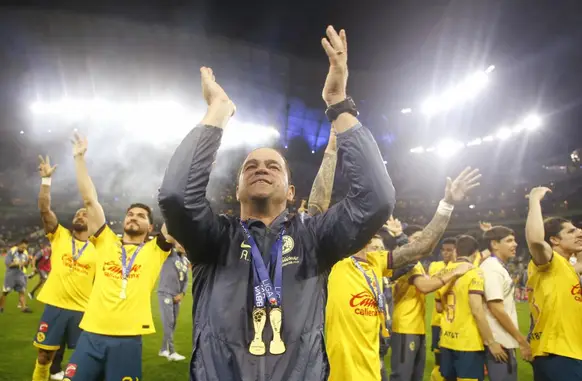 André Jardine comemora o tricampeonato mexicano pelo América (Foto: Julio Cesar Aguilar/ AFP)