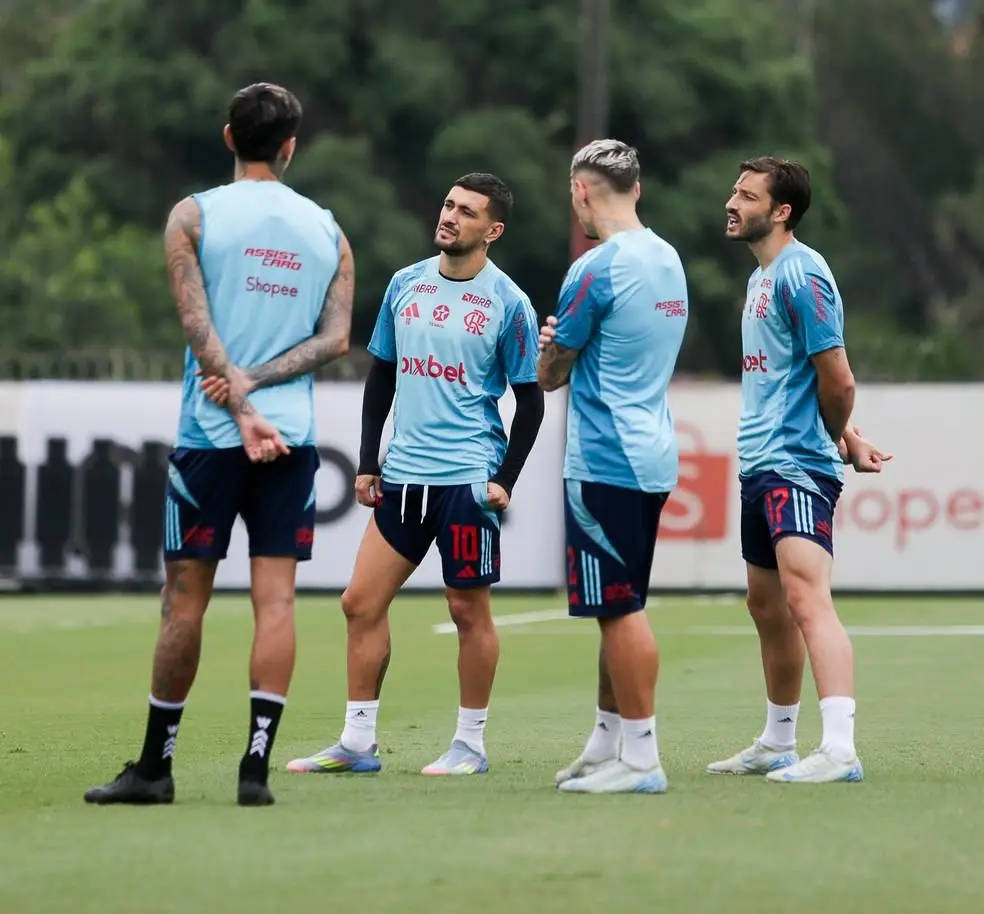 Arrascaeta ao lado de Pulgar, Varela e Viña no Flamengo