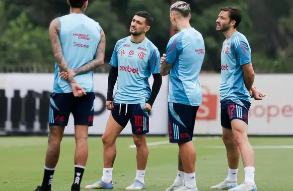 Arrascaeta ao lado de Pulgar, Varela e Viña no Flamengo (Foto: Gilvan de Souza / Flamengo)