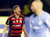Ayrton Lucas destaca importância de Filipe Luís após gol decisivo pelo Flamengo
