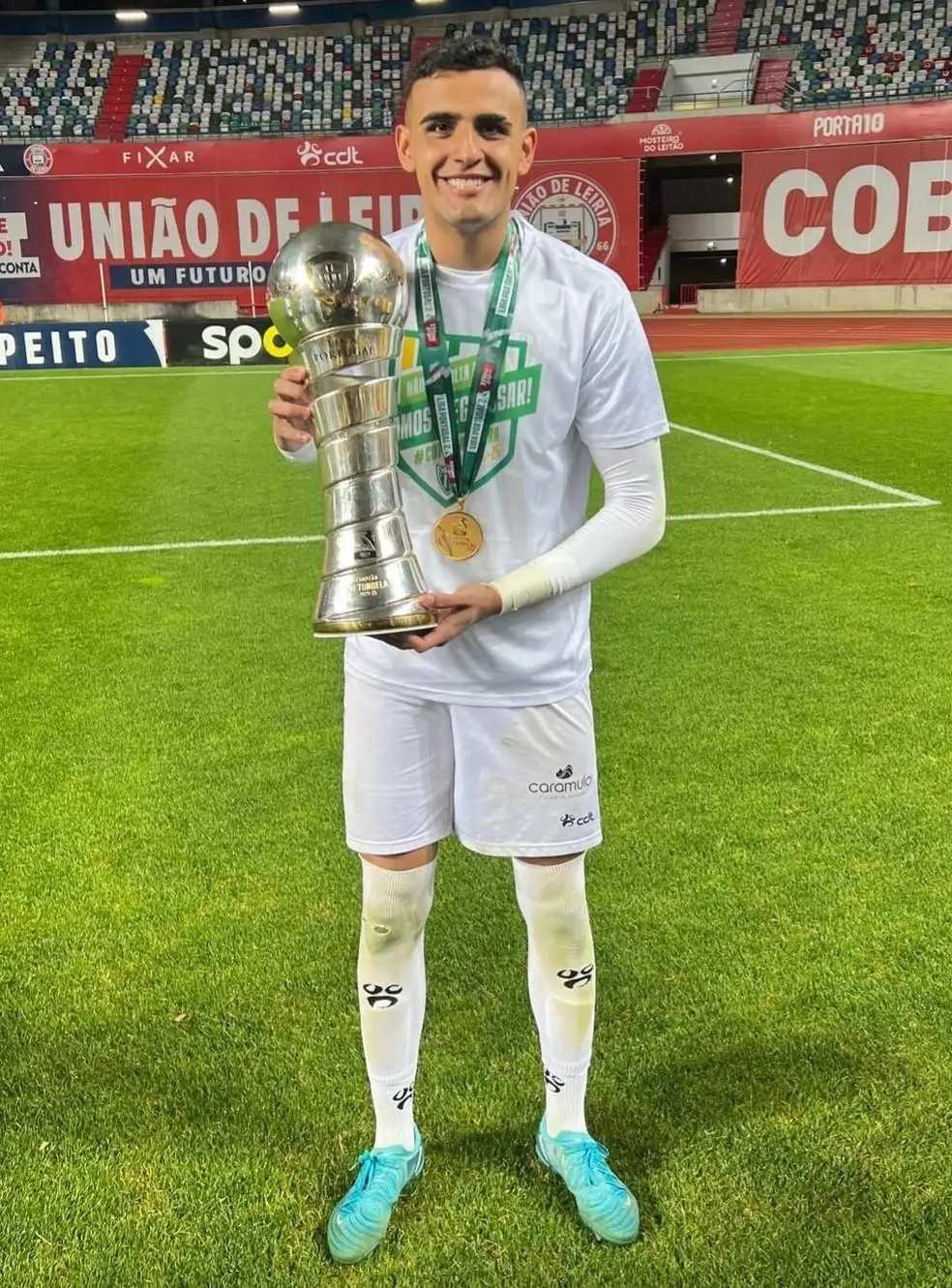 Bernardo Fontes foi eleito o melhor goleiro da Segunda Divisão de Portugal em quatro meses
