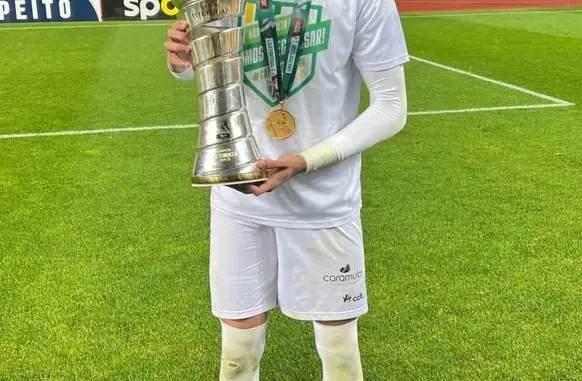 Bernardo Fontes foi eleito o melhor goleiro da Segunda Divisão de Portugal em quatro meses (Foto: Arquivo Pessoal)