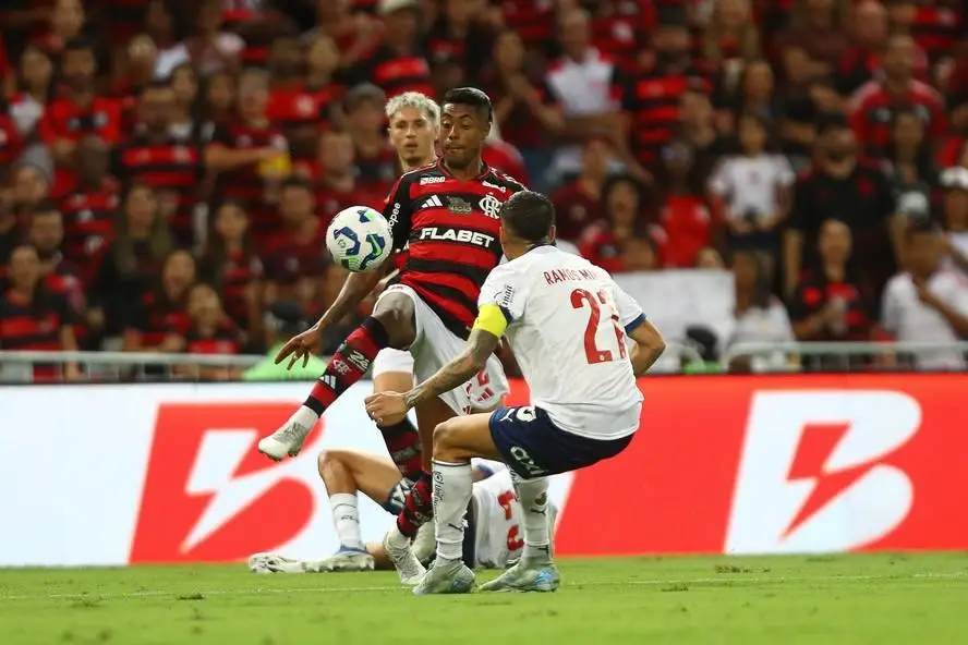 Bruno Henrique em ação contra o Bahia