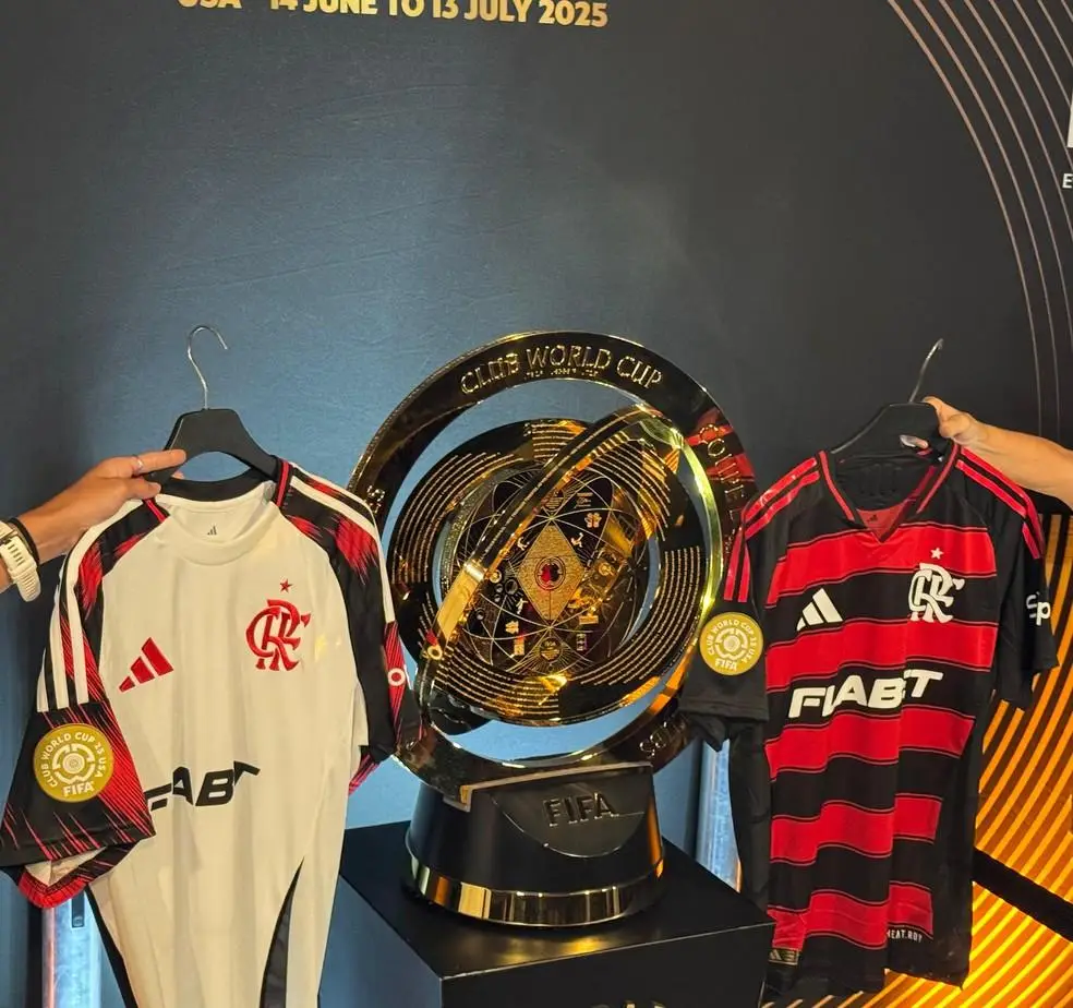 Camisas do Flamengo com patch da Copa do Mundo de Clubes nas mangas