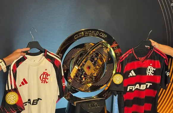 Camisas do Flamengo com patch da Copa do Mundo de Clubes nas mangas (Foto: Luiza Sá / ge)