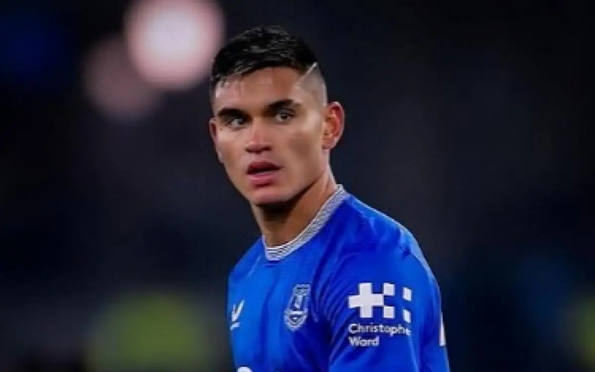 Carlos Alcaraz com a camisa do Everton