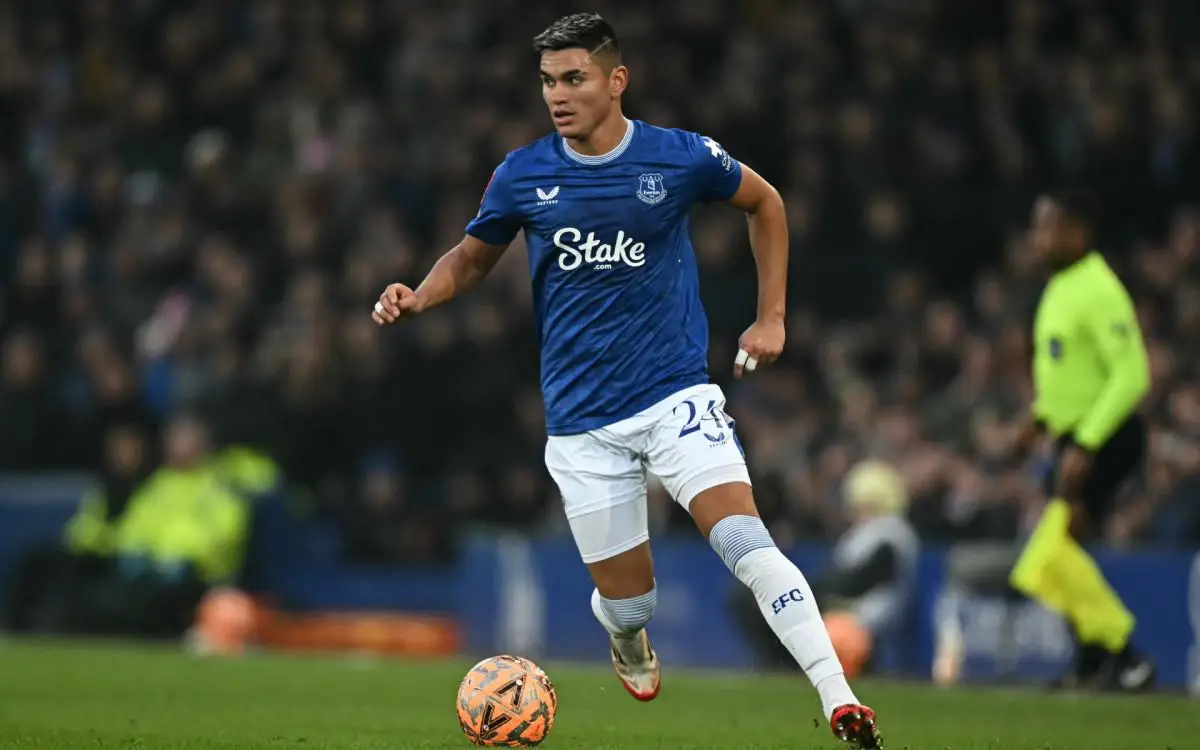 Carlos Alcaraz em campo pelo Everton
