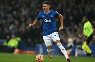 Carlos Alcaraz em campo pelo Everton (Foto: Paul Ellis / AFP)