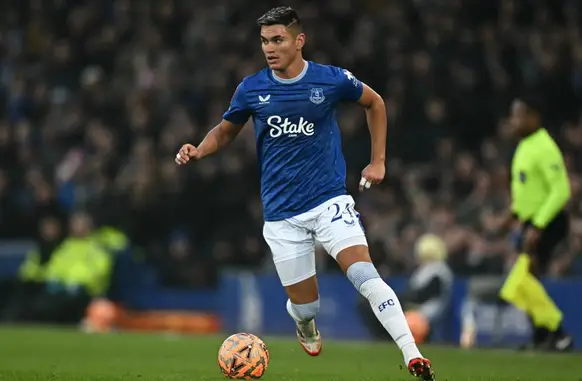 Carlos Alcaraz em campo pelo Everton (Foto: Paul Ellis / AFP)