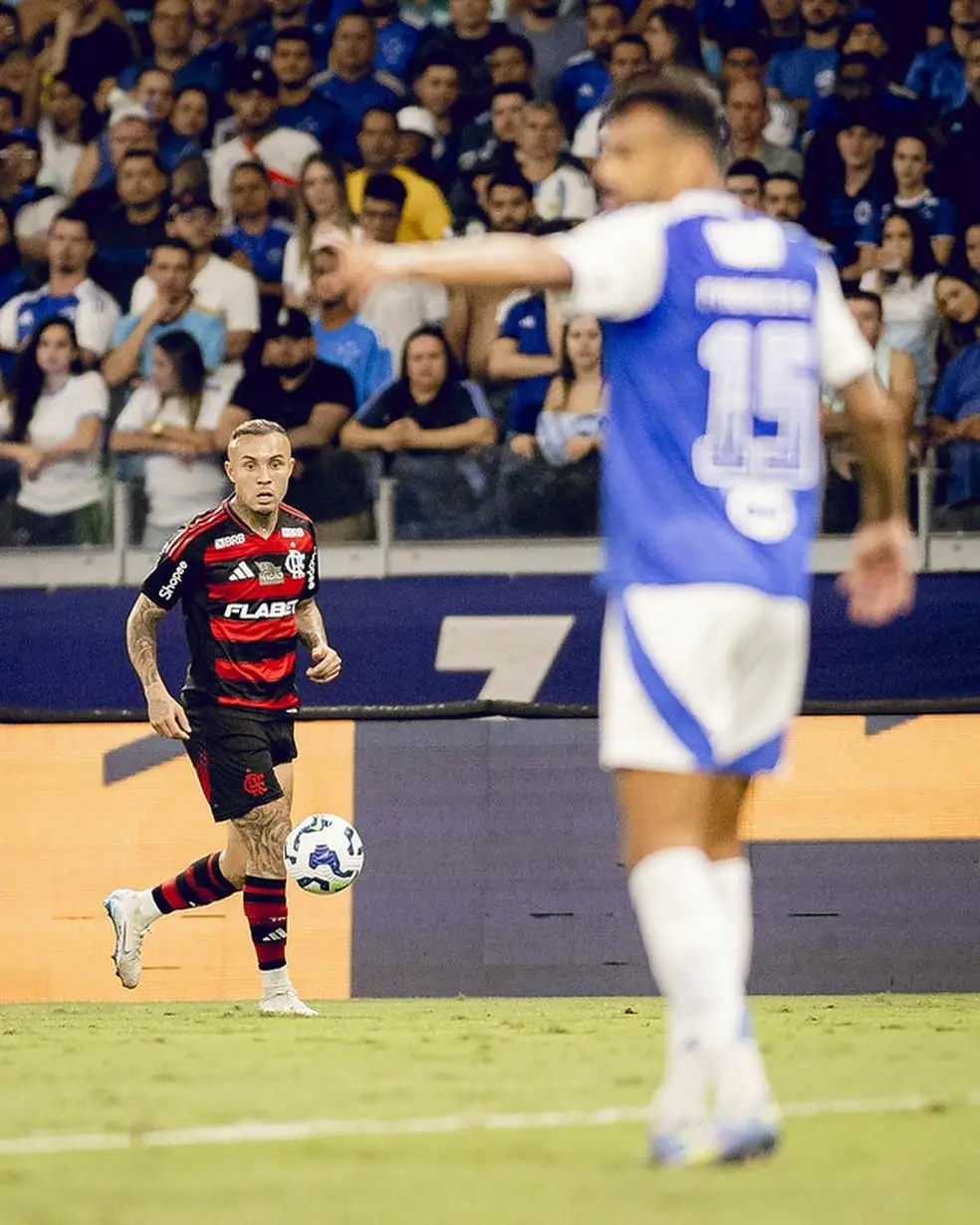 Cebolinha em ação pelo Flamengo contra o Cruzeiro