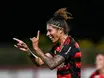 Flamengo vence Fluminense em jogo marcado por protesto feminino