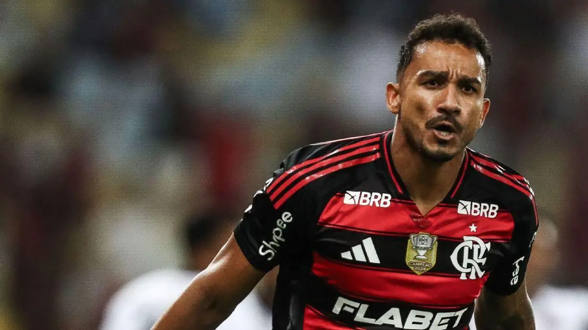 Danilo comemora gol do Flamengo sobre o Botafogo-PB