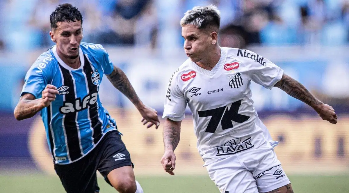 Disputa de bola em Santos x Grêmio pelo Brasileirão