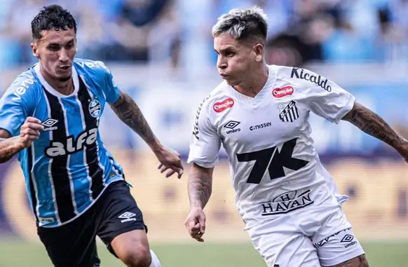 Disputa de bola em Santos x Grêmio pelo Brasileirão (Foto: Raul Baretta / Santos FC)