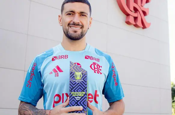 Eleito o melhor jogador do mês, Arrascaeta recebeu o prêmio Craque do Brasileirão de abril (Foto: Adriano Fontes / Flamengo)