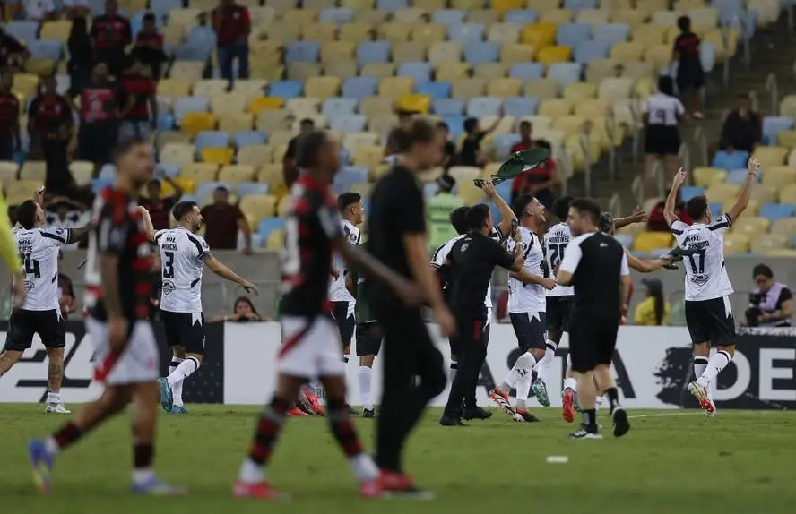 Elenco do Flamengo deixa Maracanã cabisbaixo enquanto Central Córdoba celebra