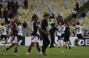 Elenco do Flamengo deixa Maracanã cabisbaixo enquanto Central Córdoba celebra (Foto: Alexandre Cassiano)