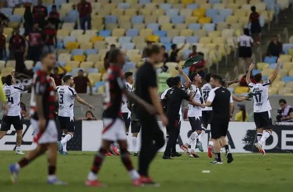 Elenco do Flamengo deixa Maracanã cabisbaixo enquanto Central Córdoba celebra (Foto: Alexandre Cassiano)