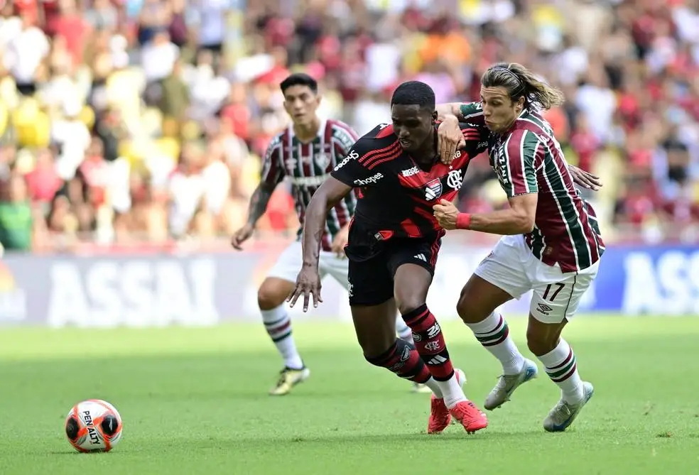 Evertton Araújo marca Canobbio em Fluminense x Flamengo