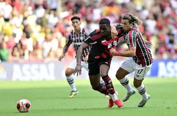 Evertton Araújo marca Canobbio em Fluminense x Flamengo (Foto: André Durão)